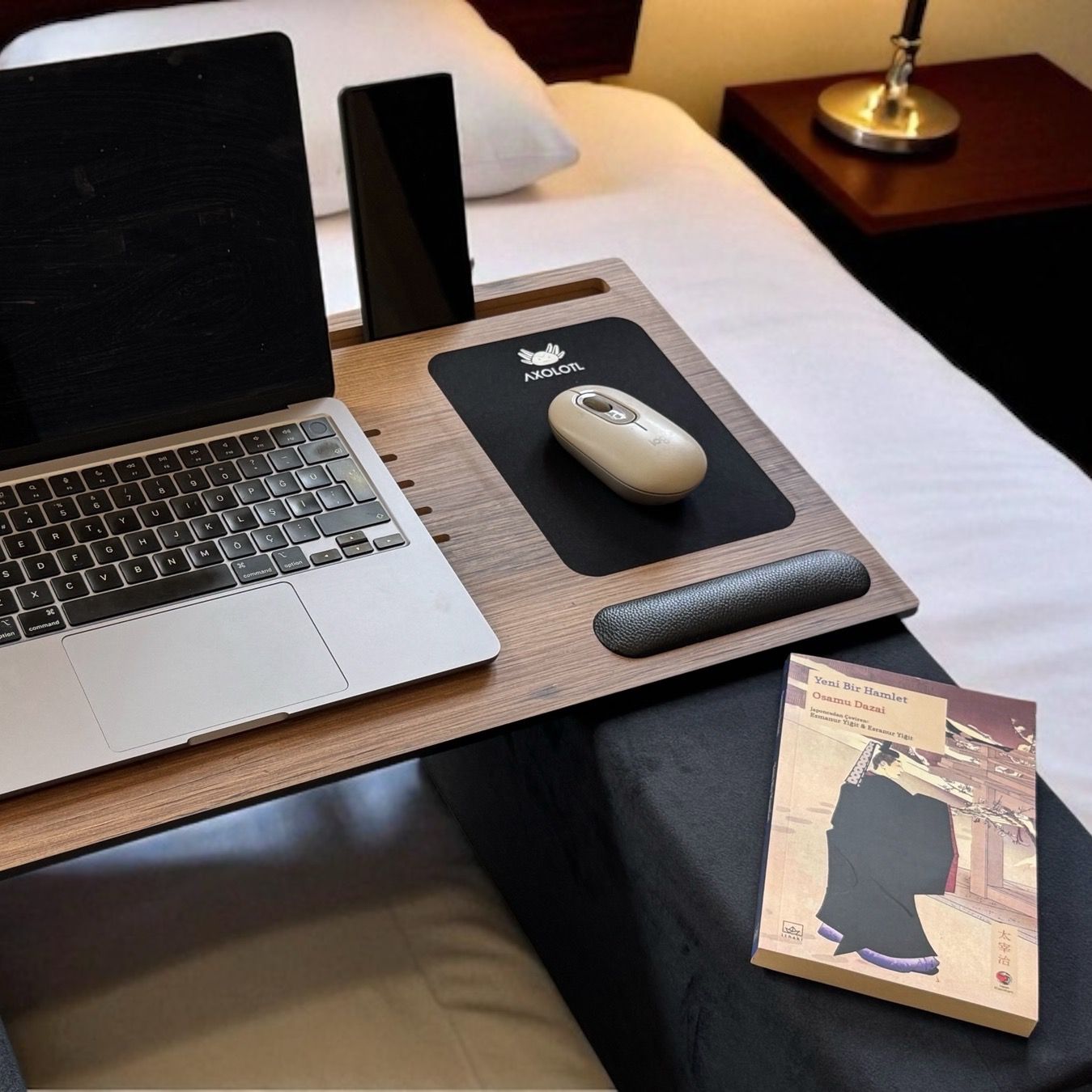 Axolotl Throne – Extra Wide Ergonomic Laptop & Couch Desk with Cushions for Laptops and Wireless Peripherals