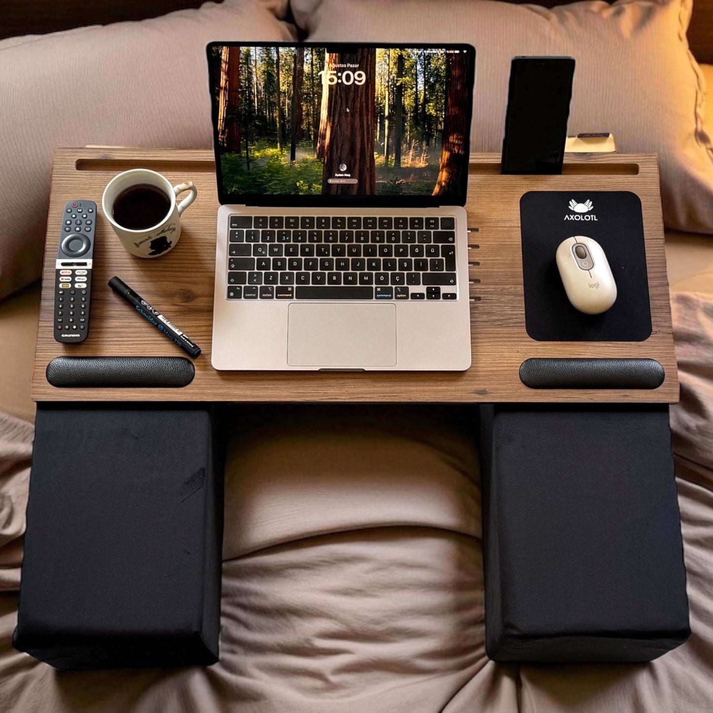 Axolotl Throne – Extra Wide Ergonomic Laptop & Couch Desk with Cushions for Laptops and Wireless Peripherals